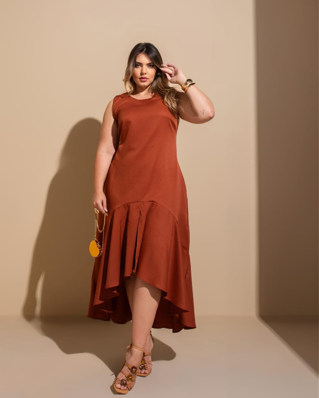Vestido Midi Mullet Terracota com Babado Assimétrico